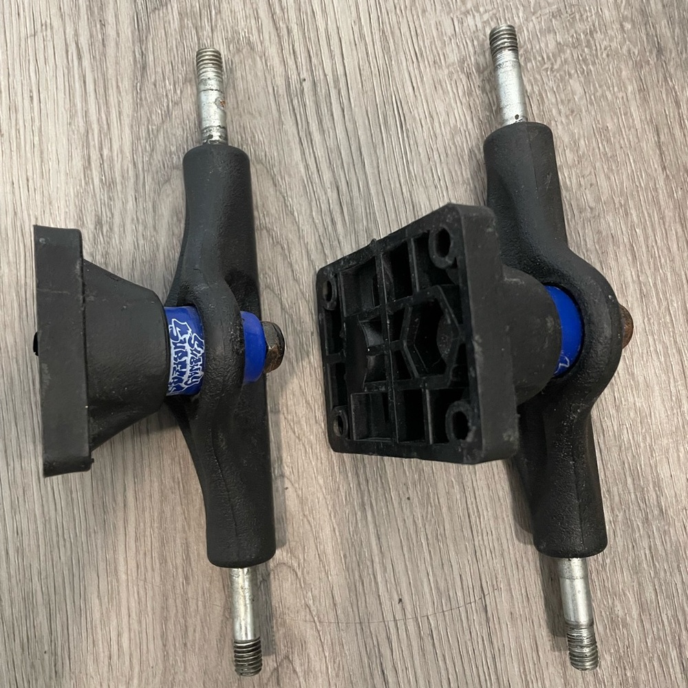Subway Surfers Black and Blue Skateboard Trucks Set